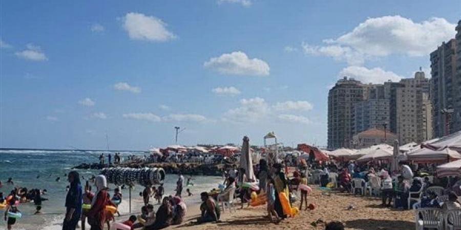 إقبال كبير على شواطئ الإسكندرية (صور)