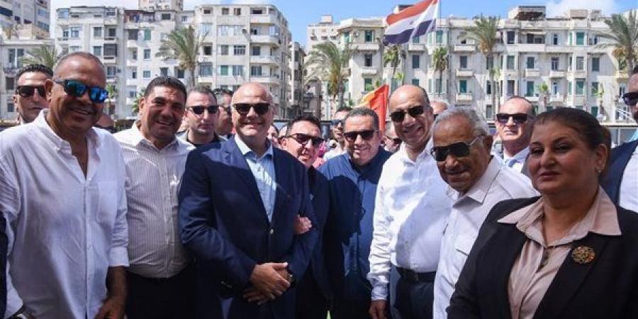محافظ الإسكندرية يشهد فعاليات نادي الغوص والعروض البحرية والجوية احتفالًا بالعيد القومي