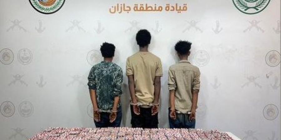 جازان..
      القبض
      على
      3
      مخالفين
      لتهريب
      38,400
      قرص
      خاضع
      لتنظيم
      التداول
      الطبي