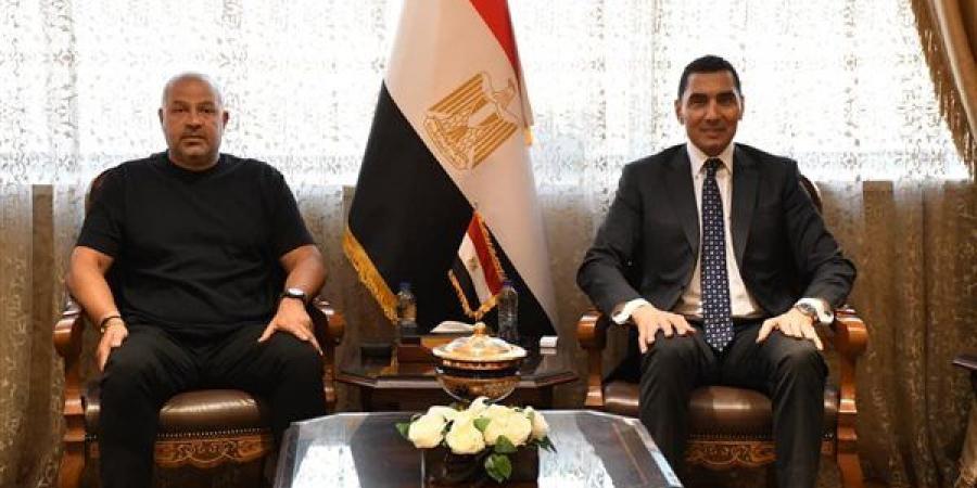 وزير
      الرياضة
      يهنئ
      أحمد
      دياب
      بفوزه
      برئاسة
      رابطة
      الأندية