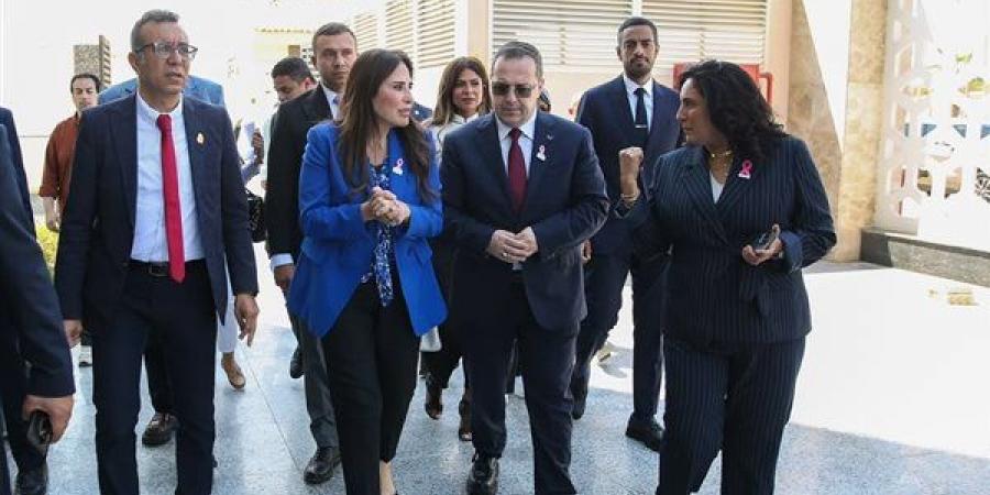 وزيرة
      الإسكان
      تزور
      مستشفى
      "بهية"
      بالشيخ
      زايد