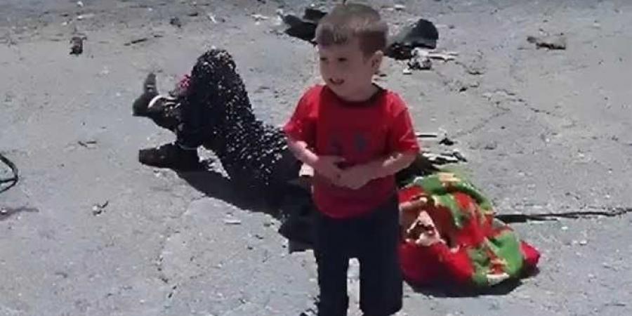 بعد فاجعة الحافلة بسوريا..  صورة طفل يبكي بجوار والدته تهزّ مواقع التواصل