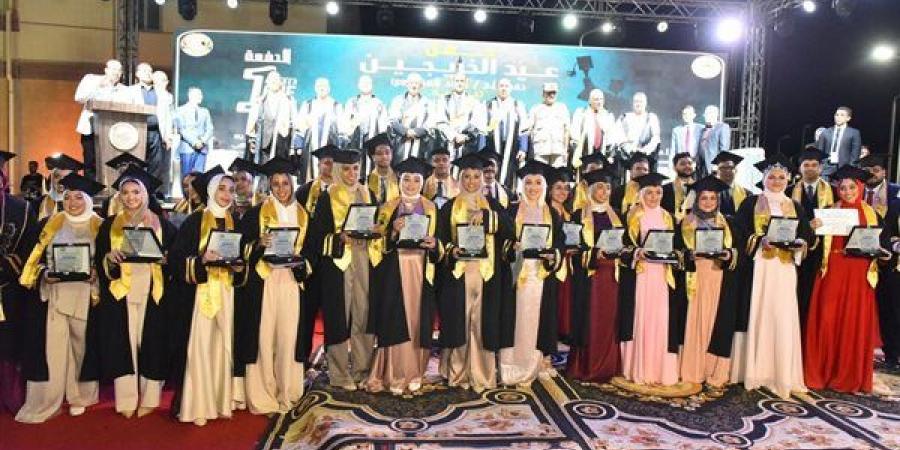 محافظ
      أسيوط
      يترأس
      احتفال
      الجامعة
      الأهلية
      بتخريج
      أولى
      دفعاتها