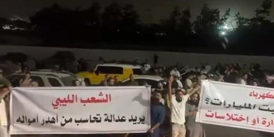 عصيان
      مدني
      في
      عدد
      من
      مناطق
      العاصمة
      الليبية
      طرابلس
      (صور)