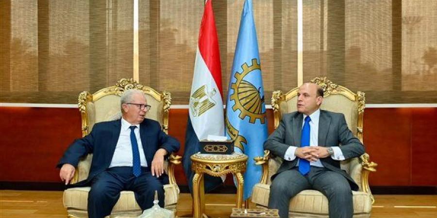 حسين
      عيسى
      من
      الغربية:
      الصناعة
      قاطرة
      النمو..
      وتطوير
      غزل
      المحلة
      أولوية
      قومية
