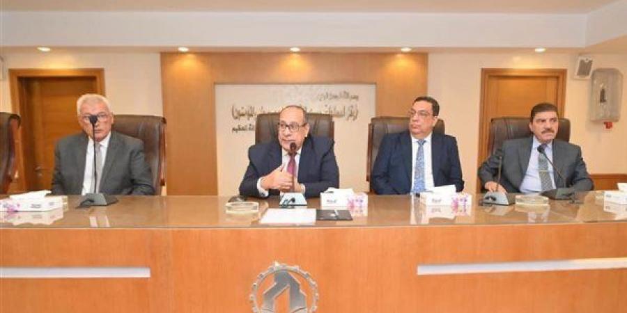 القابضة
      للصناعات
      الغذائية
      تكرم
      المتميزين
      وتستعرض
      خطط
      التطوير