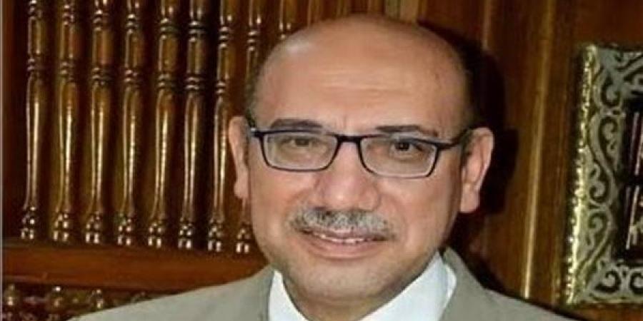 محمد
      عبد
      الحافظ
      ناصف
      بعد
      فوزه
      بجائزة
      الدولة
      للتفوق:
      تتويج
      40
      عامًا
      من
      العطاء
      الأدبي
      والثقافي