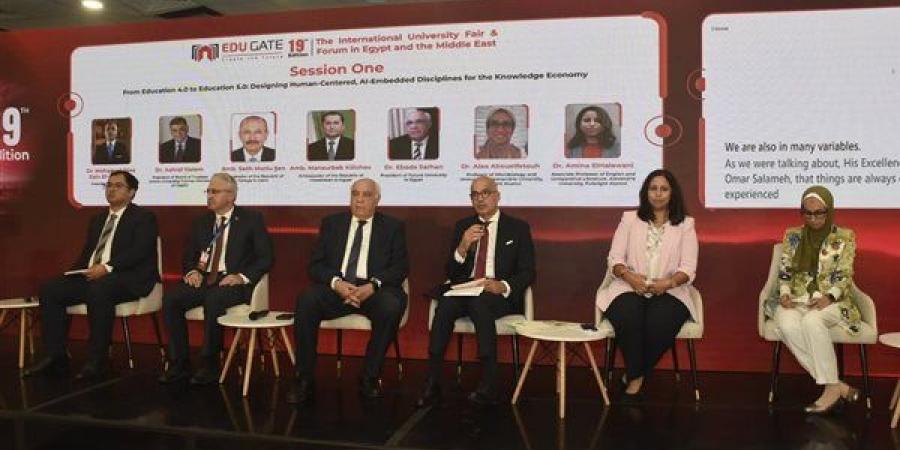 رئيس
      جامعة
      عين
      شمس:
      الذكاء
      الاصطناعي
      والإنسان
      شريكان
      في
      بناء
      اقتصاد
      المعرفة
