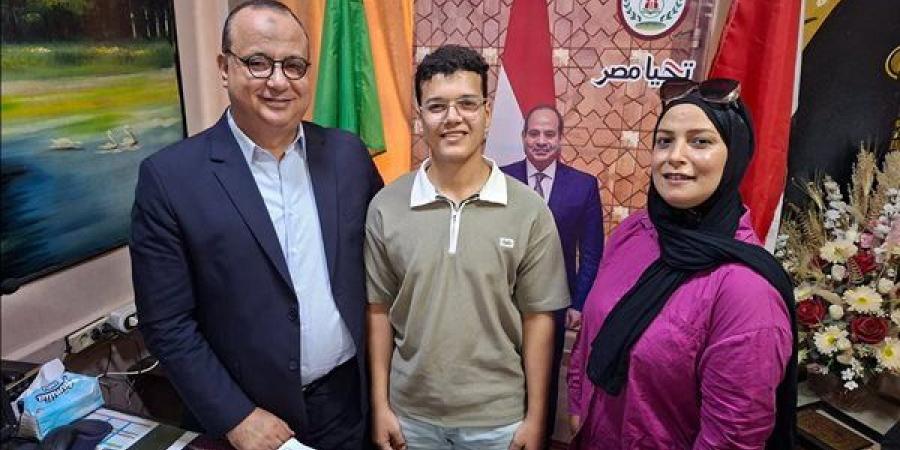 بعد
      تفوقه،
      "تعليمية
      أجا"
      تحتفي
      بالسادس
      على
      الجمهورية
      علمي
      علوم
      (فيديو
      وصور)