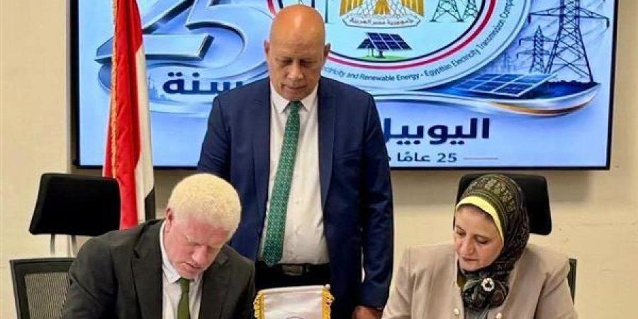 نقل
      الكهرباء
      توقع
      عقد
      إنشاء
      خطوط
      هوائية
      لربط
      محطة
      محولات
      كيميت
      السخنة
      بالشبكة
      القومية