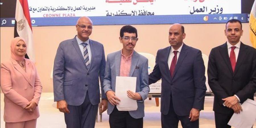 بحضور الوزير والمحافظ، تسليم 250 عقد عمل وتكريم متميزي التدريب المهني بالإسكندرية