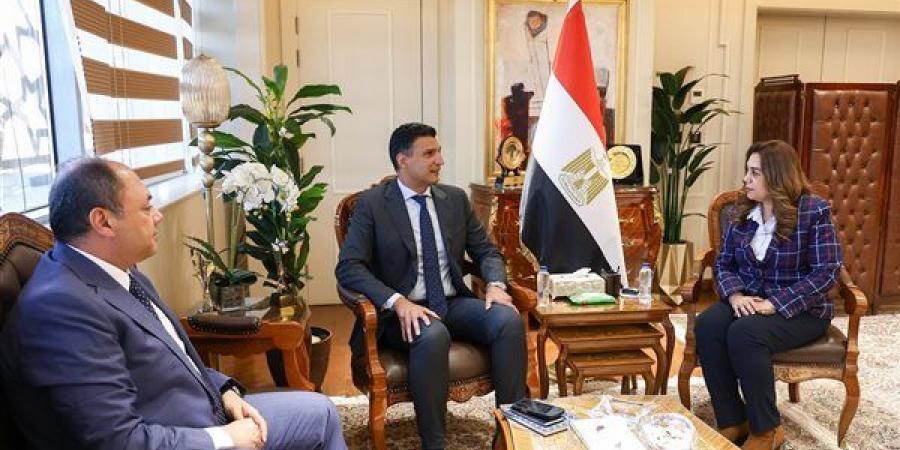 وزيرا
      التنمية
      المحلية
      والصناعة
      يبحثان
      مع
      رئيس
      تنمية
      الصعيد
      آليات
      دعم
      المشروعات
      بالمحافظات