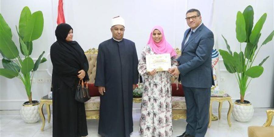 محافظ
      قنا
      يكرم
      أوائل
      المعاهد
      الأزهرية..
      ويؤكد:
      التفوق
      هو
      ثمرة
      الجد
      والاجتهاد
      (صور)