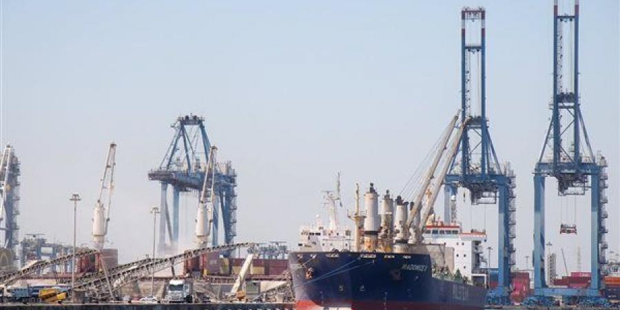 تصدير
      23704
      أطنان
      بضائع
      عبر
      ميناء
      دمياط
      خلال
      24
      ساعة