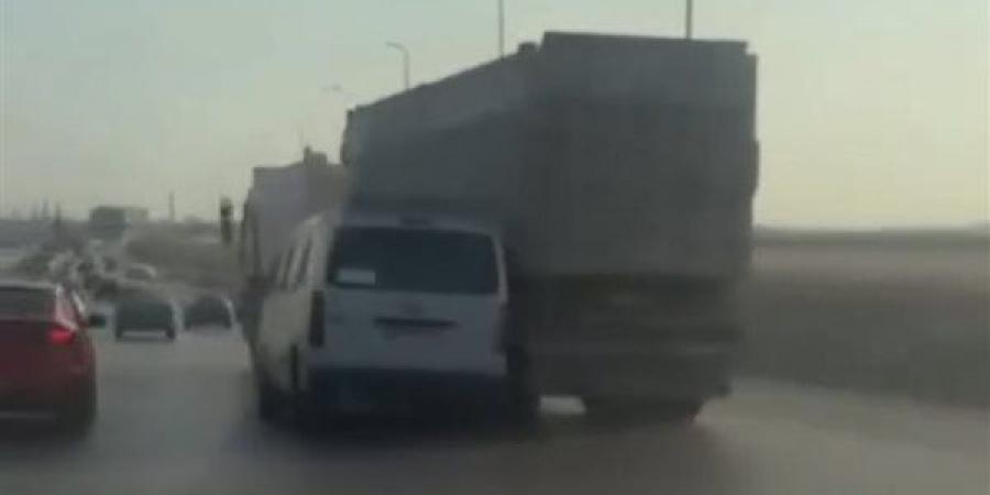 كان
      بيصور
      تهور
      السائق..
      فيديو
      يوثق
      لحظة
      اصطدام
      «تريلا»
      بسيارة
      مصورها
      وميكروباص