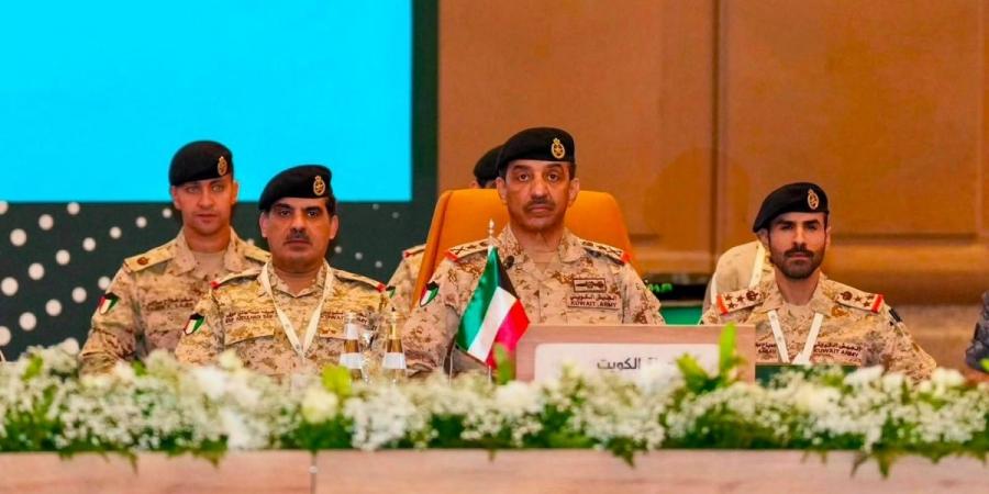 رئيس الأركان: التعاون والتنسيق لترسيخ أمن الممرات المائية وحرية الملاحة