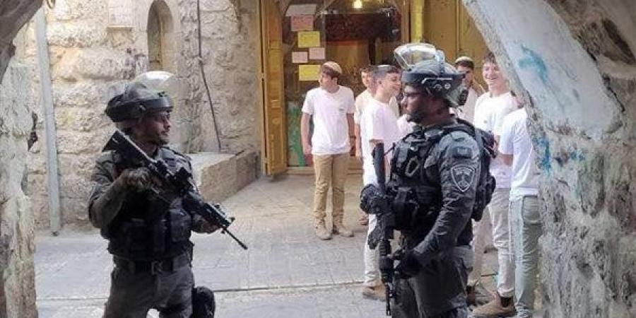 عشرات
      المستوطنين
      يقتحمون
      مدينة
      نابلس
      بحماية
      قوات
      الاحتلال
      الإسرائيلي