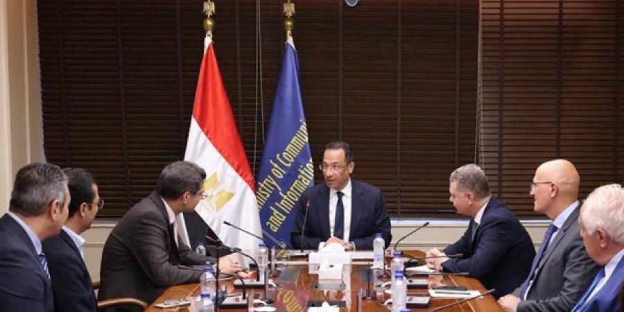 وزير
      الاتصالات
      يبحث
      مع
      "سيستمز
      ليمتد"
      تحويل
      مصر
      إلى
      مركز
      عالمي
      لتصدير
      الخدمات
      الرقمية