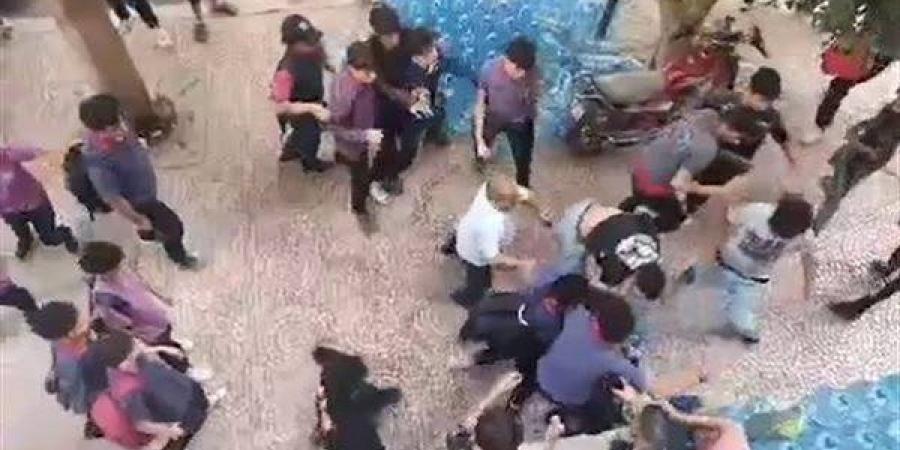 إصابة
      7
      أشخاص
      في
      مشاجرة
      بالأسلحة
      البيضاء
      في
      شربين
      بالدقهلية
