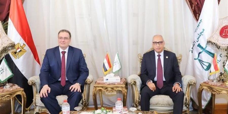 رئيس
      مجلس
      الدولة
      يبحث
      مع
      "التنظيم
      والإدارة"
      تعزيز
      التعاون
      لتطوير
      منظومة
      العمل
      الحكومي
