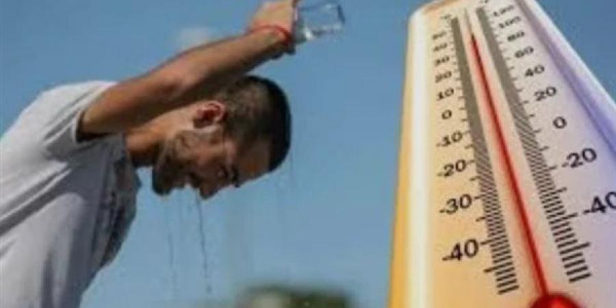 شبورة
      كثيفة
      وأتربة
      عالقة
      وذروة
      الموجة
      الحارة،
      حالة
      الطقس
      اليوم