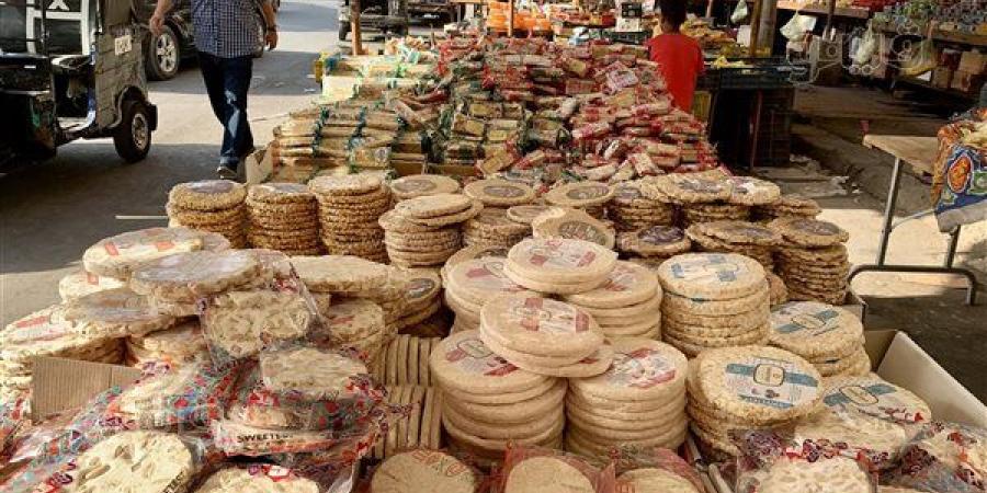 حلاوة المولد في الشارع.. حيث تنتصر “ريحة السمسم” على فخامة العلب