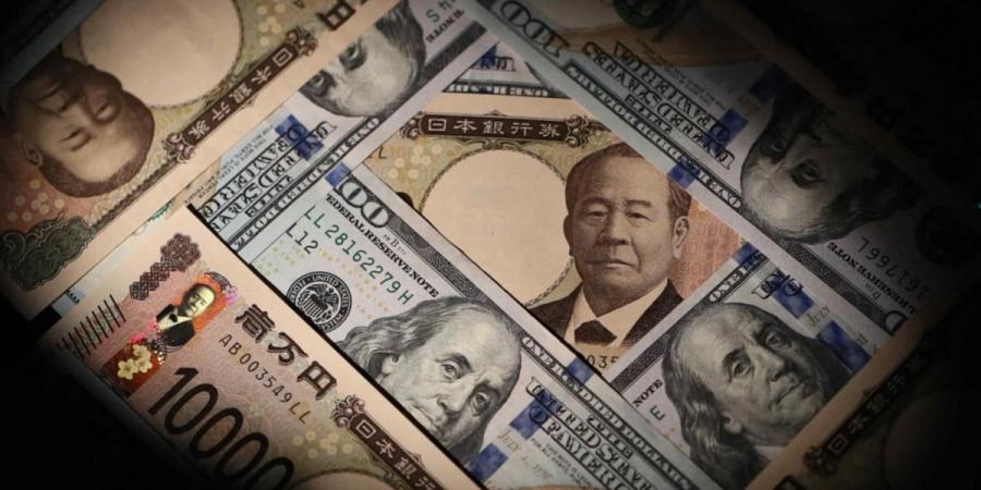 الدولار يستقر والين يرتفع 1 % إلى أعلى مستوى في ثلاثة أشهر