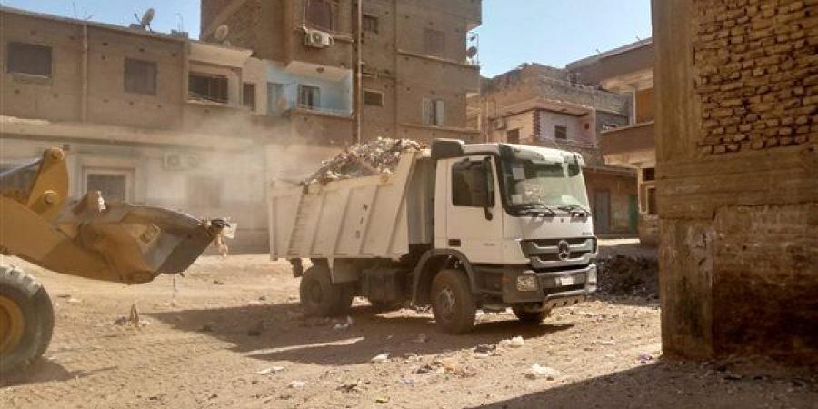 رفع
      29
      طنًا
      من
      القمامة
      والمخلفات
      بمدينة
      قفط
      وقرية
      الكلاحين
      في
      قنا
      (صور)
