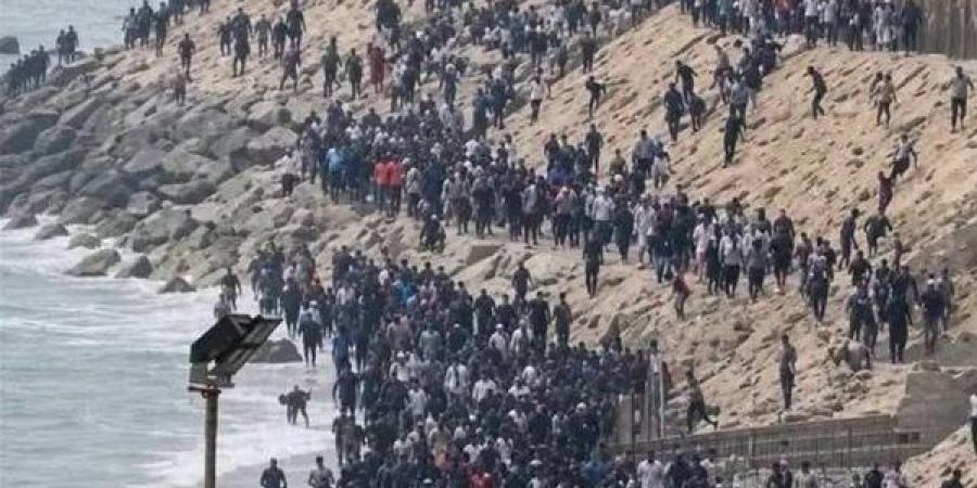 وزير
      الداخلية
      الإسباني:
      72
      ألف
      مهاجر
      دخلوا
      سبتة،
      عاد
      منهم
      70
      ألفا
      إلى
      المغرب
