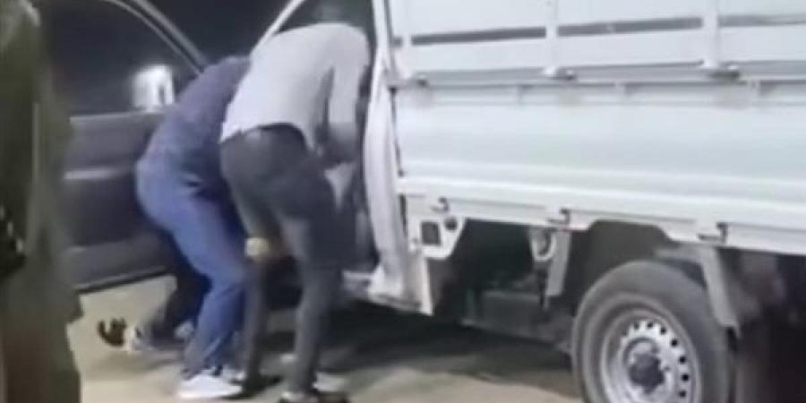 لحظة
      خطف
      شاب
      وسط
      الشارع
      بالبحيرة
      والخاطف
      للأهالي:
      واخد
      مراتي
      وبيديها
      مخدرات
      وآسف
      على
      الإزعاج
      (فيديو)