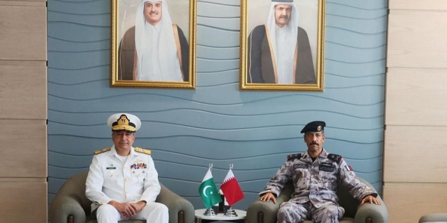 نائب قائد القوات البحرية الأميرية القطرية يلتقي مدير عام الاستخبارات البحرية الباكستانية