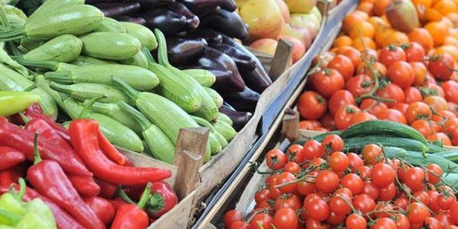 سعر
      الخضار
      اليوم،
      الطماطم
      تتهاوى
      إلى
      4
      جنيهات
      وارتفاع
      الليمون
      البلدي
      والباذنجان