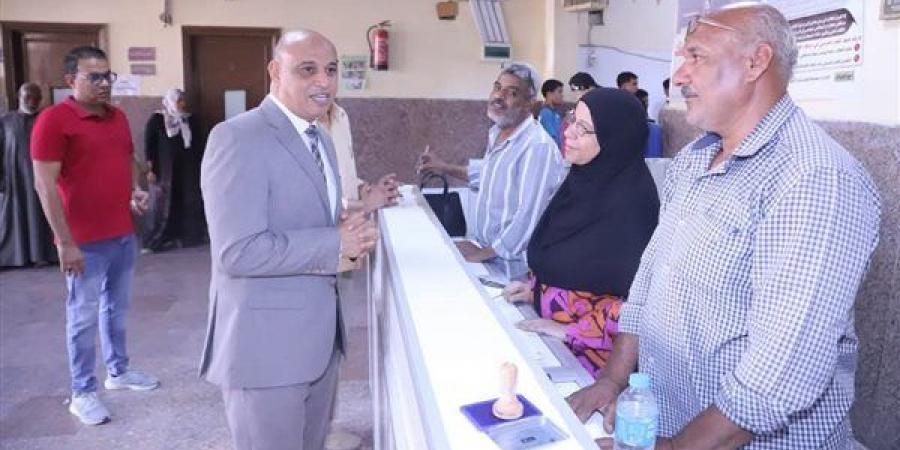 نائب
      رئيس
      جامعة
      قنا
      يتابع
      الكشف
      الطبي
      للطلاب
      في
      اختبارات
      القدرات
      بـ"علوم
      الرياضة"