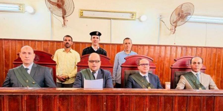 قص
      شعرها
      وحرمها
      من
      زيارة
      أشقائها،
      تحريات
      المباحث
      عن
      قتل
      زوجة
      بالشاكوش
      ببني
      مزار
      تكشف
      سرا
      غريبا