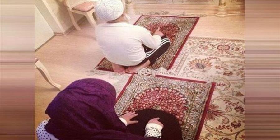 هل يجوز أن يؤمّ الطفل البالغ 9 سنوات أمه في الصلاة؟ أمين الفتوى يجيب (فيديو)