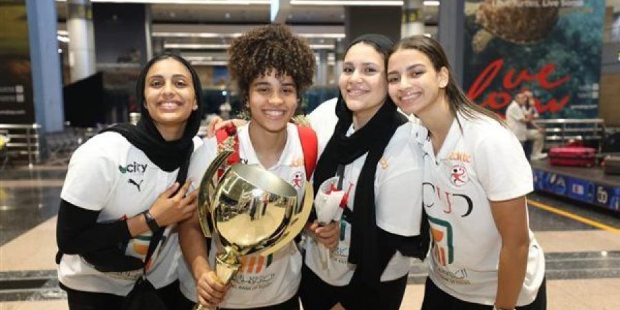 بالورود، مطار القاهرة يحتفل ببعثة منتخب مصر للناشئات لكرة اليد