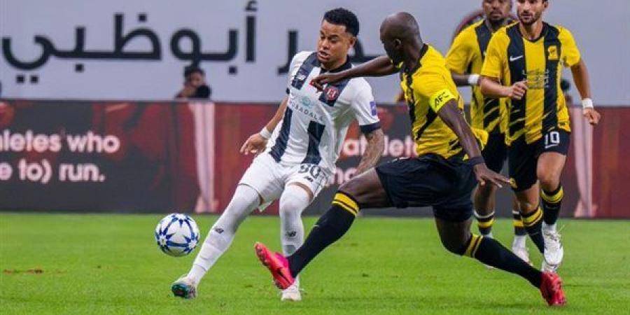 الاتحاد يتقدم على الجزيرة 2-0 في الشوط الأول بملحق دوري أبطال آسيا