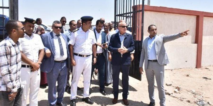 محافظ الأقصر يتابع المشروعات الخدمية والتنموية بمركزي الطود وأرمنت