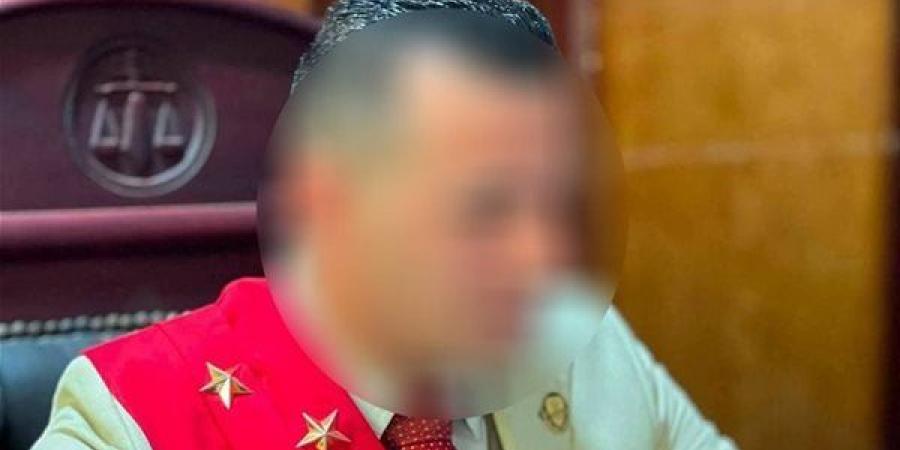 من الوشاح القضائي إلى البالطو والزي الميري.. كيف يصنع منتحلي الصفة هيبة وهمية؟.. خبراء: المحتالون يقرأون احتياجات الضحايا ويستغلون الخوف والطمع والرغبة في الأمان.. والمشكلة في الرقابة