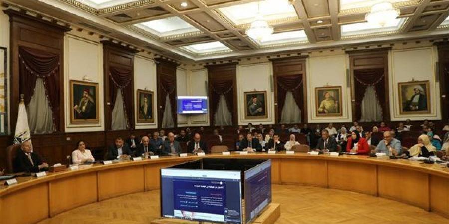 محافظ القاهرة يبحث تيسيرات تراخيص المحال العامة