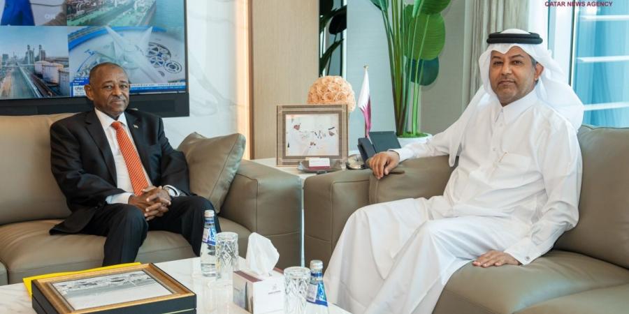 المدير العام لوكالة الأنباء القطرية يجتمع مع سفير السودان