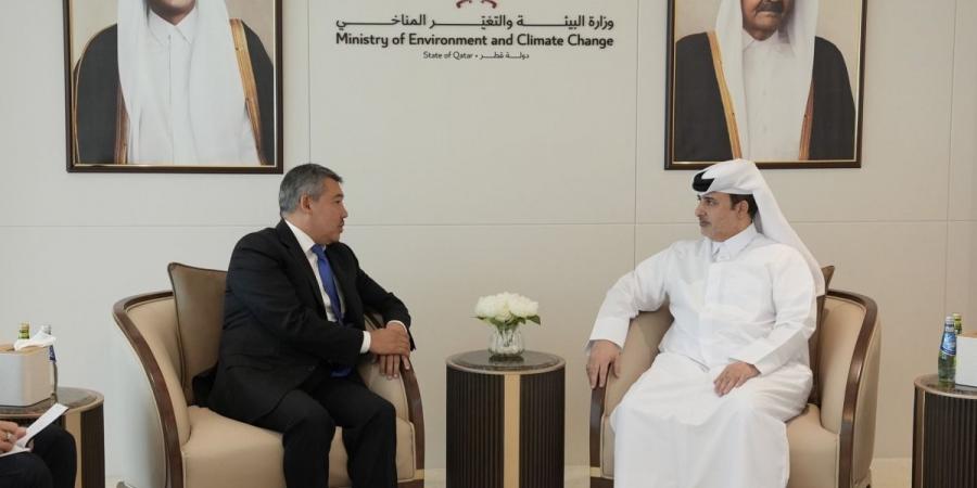 وزير البيئة والتغير المناخي يجتمع مع سفير جمهورية كازاخستان لدى الدولة
