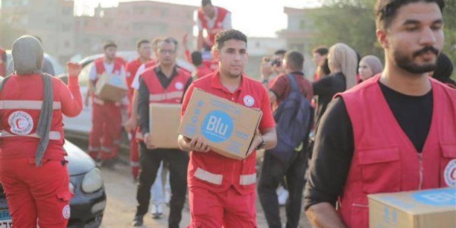 الهلال الأحمر يشارك أهالي ضحايا الإسماعيلية إقامة سرادقات العزاء وتقديم الدعم (صور)