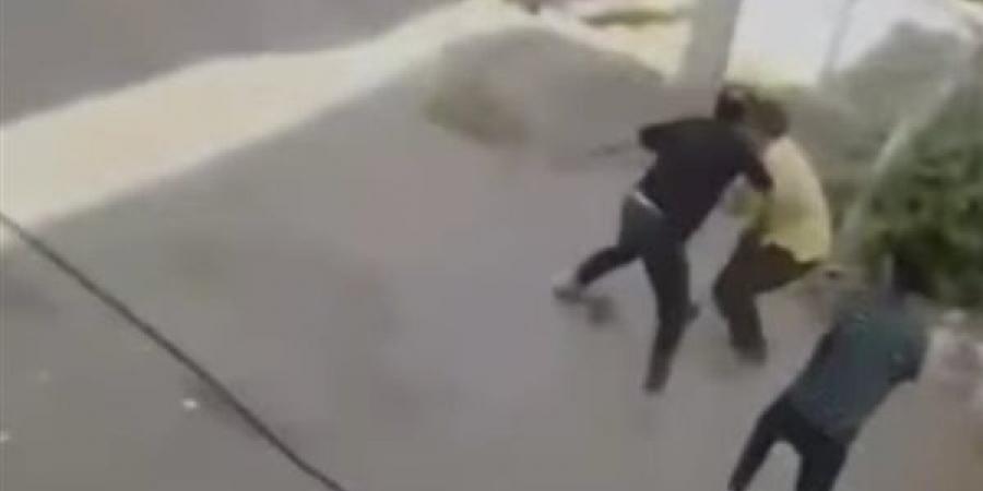 شاهد لحظة مقتل شخص على يد شقيقه وسط الشارع وفرار المتهم على دراجة نارية بالمنوفية