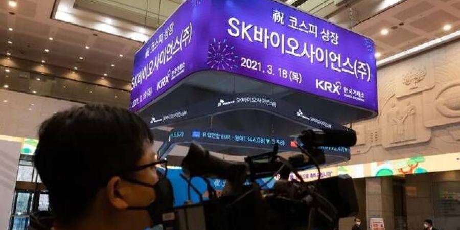 الأسهم العالمية تقترب من مستويات قياسية بفضل انحسار التضخم الأمريكي