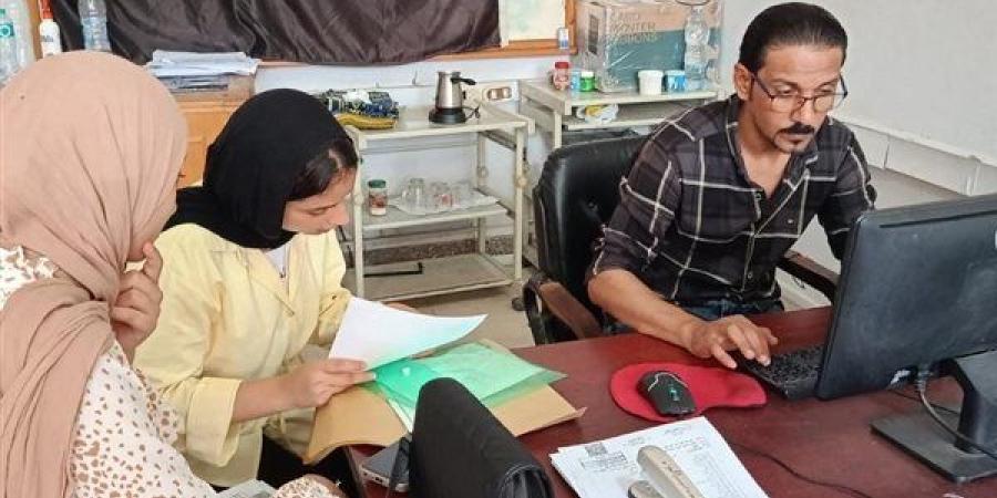 جامعة دمنهور تواصل تقديم الدعم الفني لطلاب المرحلة الثانية للتنسيق الإلكتروني (صور)