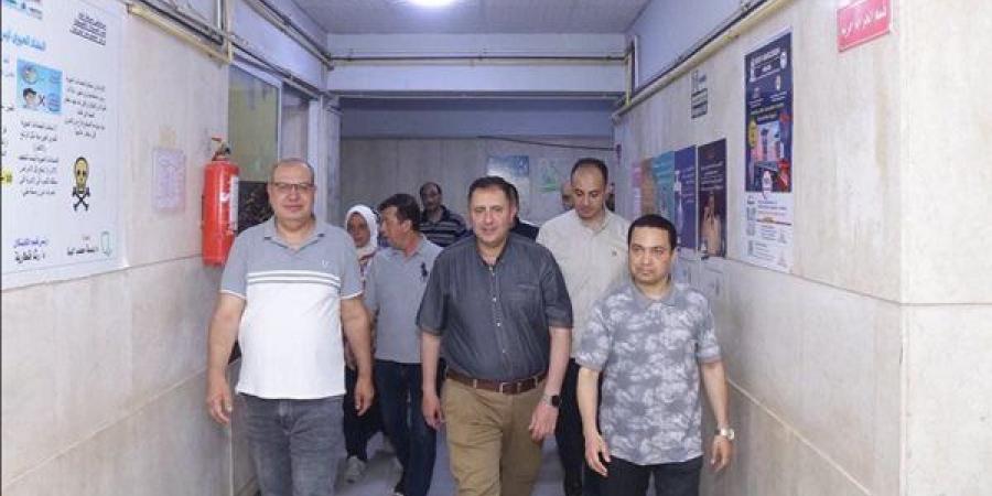 محافظ دمياط يتفقد المستشفى العام لمتابعة الخدمات الصحية والتواصل مع المرضى (صور)