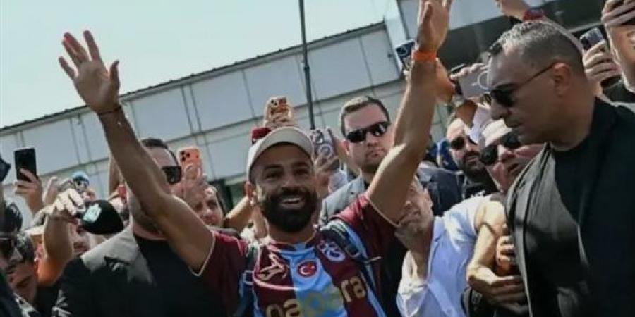 بدلا من الذهب، معازيم أتراك يهدون عريسا قميص محمد صلاح في حفل زفافه (فيديو)