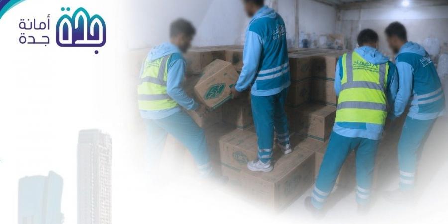 أمانة جدة تكثف الرقابة وتزيل سوقًا عشوائيًا وتصادر طنين من الأغذية والبضائع المخالفة