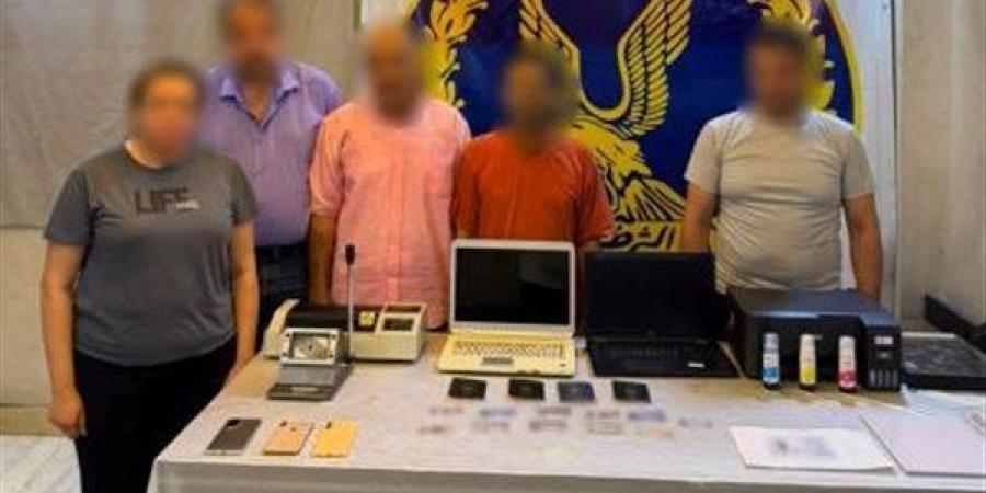 «كارنيهات وأختام مزيفة»، سقوط تشكيل عصابي بالقاهرة تخصص في تزوير المحررات الرسمية